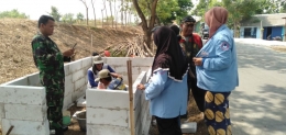 Pembuatan bak sampah di Desa Bantarjaya, Kecamatan Pebayuran, Kabupaten Bekasi, Jawa Barat, Saptu (06/11). (dokpri)