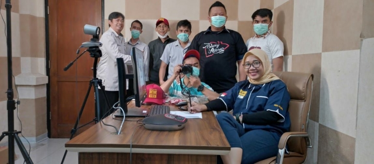 Deskripsi : Supporting Tim RSKO Jakarta yang mensupport Dyah Putri meraih 10 ASN Inspiratif 2020 I Sumber Foto : dokpri