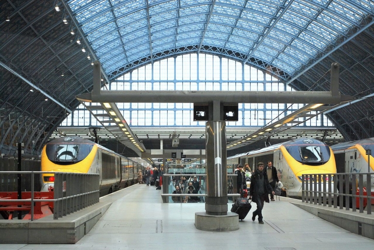 Eurostar di Stasiun St.Pancras-London. Sumber: Fraserpantz /wikimedia