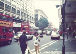 Dokumentasi pribadi | Bus tingkat double-decker merah khas London, berseriweran disana, termasuk di Oxford Street, karena banyak juga double-decker yang membawa wisatawan