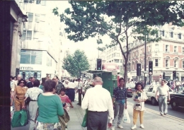 Dokumentasi pribadi | Mulai dari pagi jam toko buka, sampai malam, Oxford Street selalu ramai, bahkan sampai sekarang, sebagai bagian dari pariwisata London