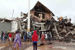 Kantro Gubernur Sulawesi Barat hancur akibat gempa bumi pada 14 Januari 2021 (foto: Antara).