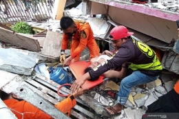 Penyelamatan korban gempa Sulawesi Barat dari reruntuhan bangunan (foto: Antara).