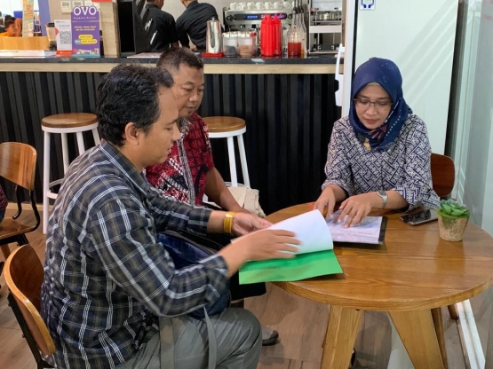 Pak Anto (tengah) sedang mendiskusikan pengembangan Ulat Sutra Samia dengan perguruan tinggi. Photo: Koleksi pribadi