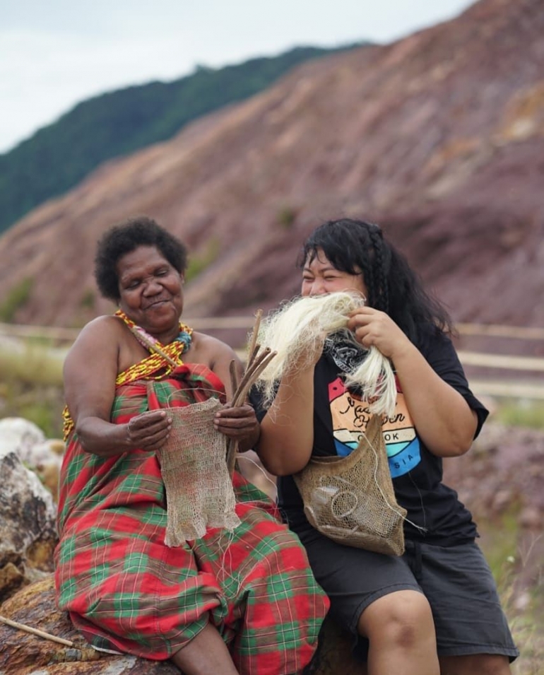 Dian Oerip dan Mama-Mama Pembuat Noken di Papua