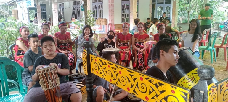 Foto: Generasi Milenial pencinta seni dan budaya. Sanggar Pungak Lanjan terletak di Dusun Tapang Sambas, Tapang Kemayau, Kab. Sekadau, Prov. Kalbar. Sebagian besar anggota dari Sanggar ini adalah kaum milenial. (Sumber: Bpk. Niko Thomas Kinga).