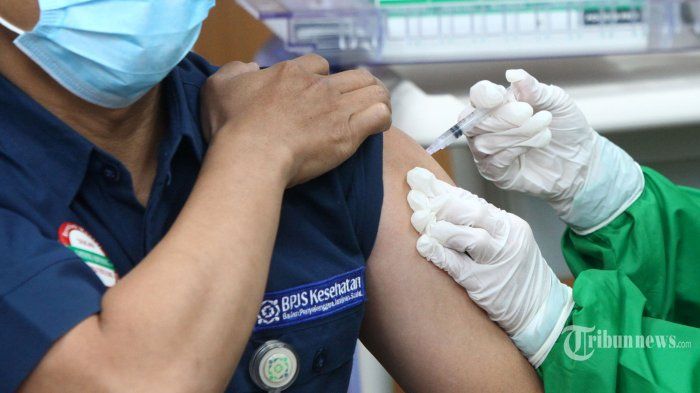 Proses vaksinasi COVID-19 bagi kelompok prioritas pertama sudah dimulai | Sumber gambar : www.tribunnews.com