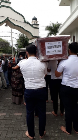 Jenazah diangkat ke ambulan setelah dishalatkan di masjid AL Ikhlas Tanjung Perak (Dokpri) 