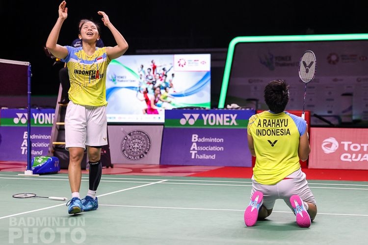 Greysia Polii (kiri) dan Apriyani Rahayu (kanan) meluapkan kegembiraan seusai mengalahkan wakil Thailand, Jongkolphan Kititharakul/Rawinda Prajongjai, pada final Thailand Open 2021 yang berlangsung Minggu (17/1/2021).| Sumber: Badmintonphoto/Erika Sawauchi via Kompas.com