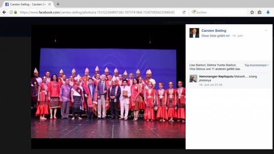 Facebook Dr. Carsten Sieling. Cukup lama foto-foto konser tersebut dipajang dalam akun facebook-nya.