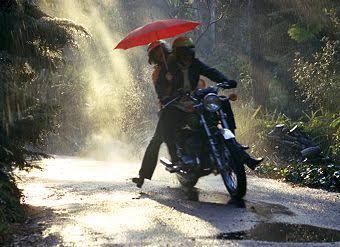 Ilustrasi Kekasih Bersepeda Dua Dalam Hujan (refanidea.com)