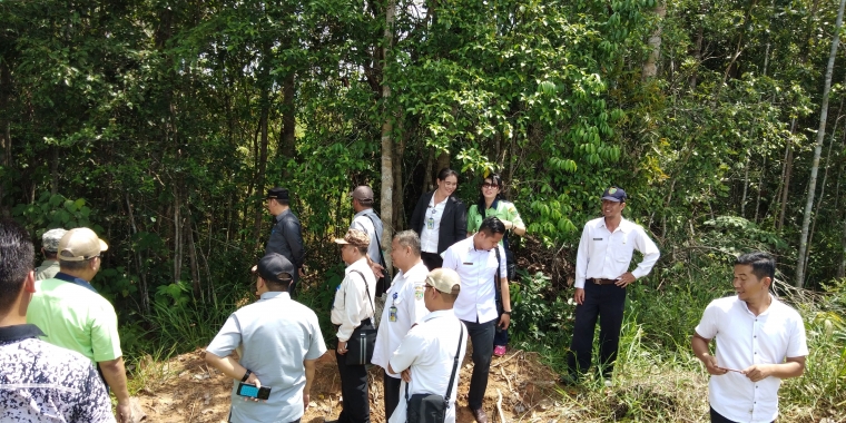 Bupati Bartim Ampera AY Mebas saat tinjau lapangan kePT KSL tahun 2018 lalu. Lokasi ini sudah digusur./dokpri