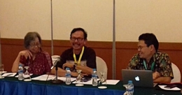 Ibu Mona Lohanda (kiri) bersama Pak Lilie Suratminto (tengah) dan Pak Restu Gunawan (kanan)/Dokpri