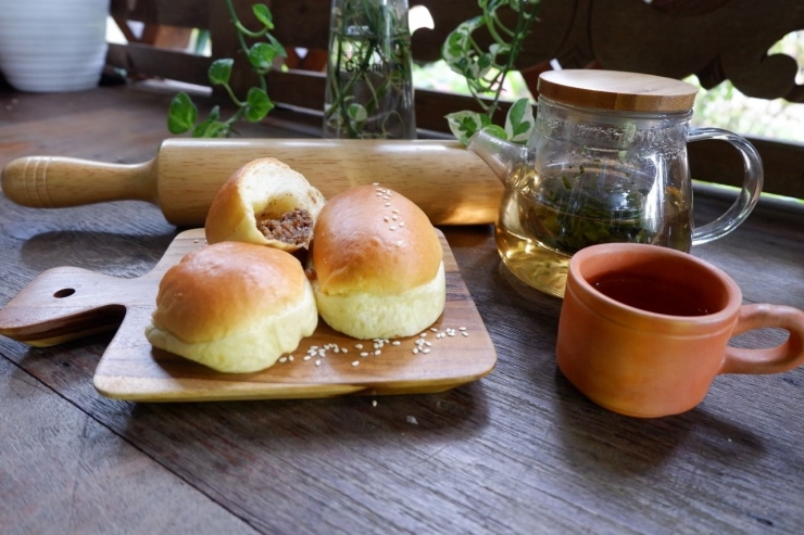 Menikmati Roti Baso 78 dengan secangkir teh hangat. (Foto: R. Andi Widjanarko)