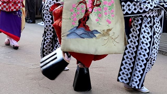 Takageta (bakiak) dengan sanmai-ha yang dipakai Oiran (Dokumentasi pribadi)