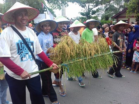 Keterangan Foto: Diambil sebelum masa pandemi, Suku Dayak setiap tahun mengadakan upacara padi. (sumber: borneonews.co.id).