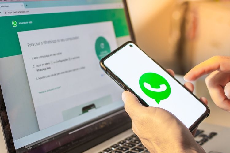 Kehadiran WhatsApp mempermudah komunikasi para kawula muda di era digital| Sumber: Shutterstock via Kompas.com