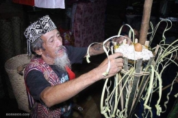 Foto: Seorang Penatua Adat sedang mengadakan ritual pada saat pesta gawai suku Dayak. (sumber: lifemosaic.net/borndeo.com).