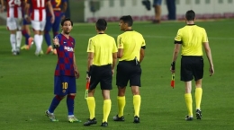 Jesus Gil saat pimpin laga Barcelona vs Girona pada 2018 yang diwarnai kontroversi/Joan Monfort/AP
