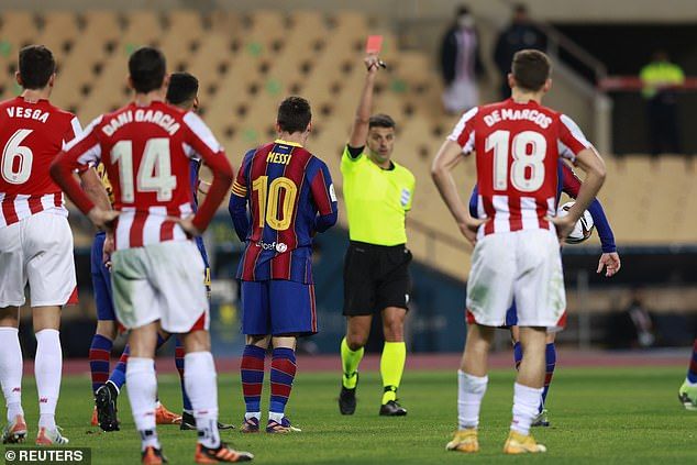 Wasit Jesus Gil melayangkan kartu merah kepada Messi/Dailymail.co.uk