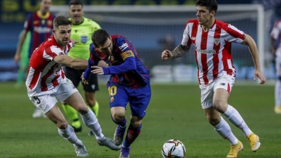 Messi dikawal ketat oleh pemain lawan (Foto: AP/Minguel Morenatti)
