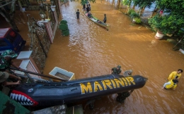 Pasukan Marinir membantu proses evakuasi dalam bencana banjir di Kabupaten Banjar, Kalimantan Selatan (Antara Foto melalui Bisnis.com)