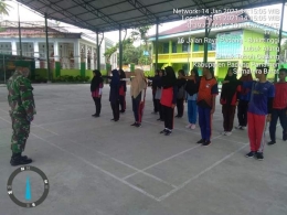 Babinsa Sintuak memberikan materi PBB kepada siswa MAN 1 Padang Pariaman. (foto dok facebook kodim pariaman)
