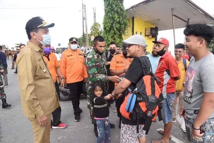 Walikota Pariaman Genius Umar berdialog dengan wisatawan yang baru saja dipulangkan dari Pulau Angso Duo. (foto dok facebook info pariaman)