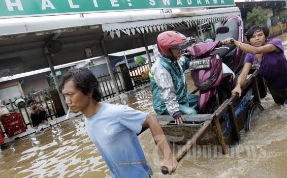 Tribunnews.com Banjir, Ojek Gerobak Pun Tak Apa - Tribunnews.com Mobile