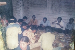 Frosesi makan bersama pastor benedektus likoi dan warga dusun segonde desa pisak kecamatan tujuh belas kabupaten bengkayang/dokpri