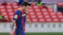 Wajah lesu Messi setelah diganjar kartu merah (Foto: Lluis Gene/AFP-Getty Images) 