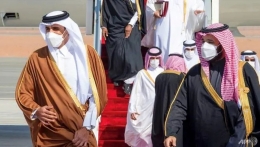 Pertemuan pimpinan Qatar Sheikh Tamim bin Hamad Al-Thani dengan pangeran Saudi Mohammed bin Salman mendanati diakirinya blokade Arab Saudi dkk terhadap Qatar. Photo: AFP/BANDAR AL-JALOUD