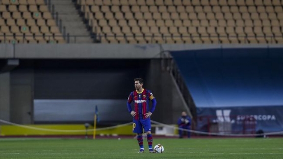 Kalah itu berat, Messi. (Foto: AP/Minguel Morenatti)