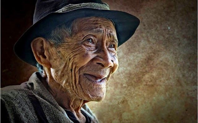Kakek tua yang tertawa setelah mencatat perih di hatinya (Gambar: line.today)