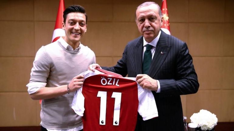 Mesut Ozil ketika bertemu dengan Presiden Turki, Recep Tayyip Erdogan. Foto: AFP via trtworld.com