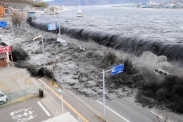 Gelombang Tsunami di wilayah Touhoku Jepang 11/3/2011 (sumber gambar : https://www.kompas.com/)