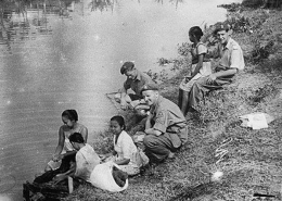Para kompeni tengah menggoda wanita pribumi yang sedang mencuci di sungai pada tahun 1940. | Brilio.net
