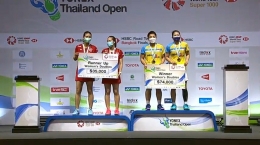 Greysia dan Apriyani di podium juara Thailand Open 2021;twitter.com/BadmintonTalk 