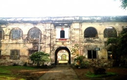 Pintu utama ke dalam benteng zaman now. Terdapat plakat merah bertuliskan 1839-1845