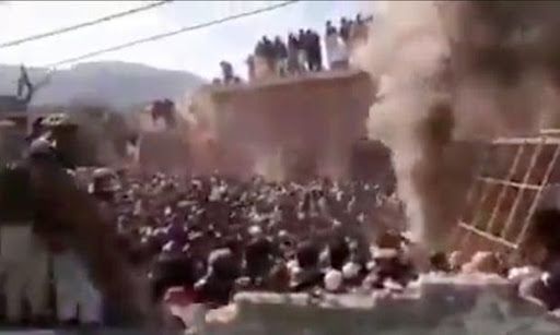Sebuah kelompok ekstremis sedang merusak dan membakar sebuah kuil Hindu di desa Teri, distrik Karak, di Pakistan pada tanggal 30 Desember. | Sumber: via theguardian.com