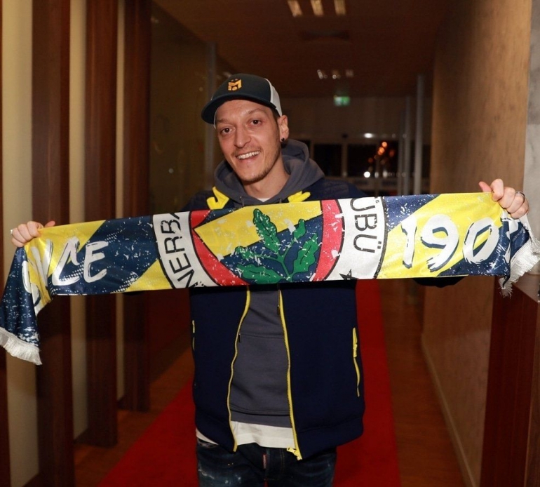 Ozil Membentangkan Syal Kebanggan Fenerbahce. 