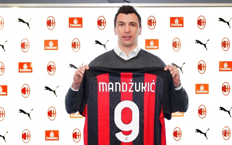 Mario Mandzukic dengan jersey barunya di AC Milan. Mandzukic memilih nomor punggung 9. | foto: Twitter @acmilan