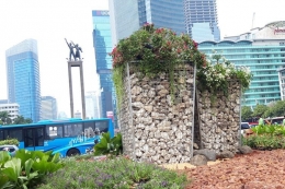 Instalasi gabion atau batu bronjong di Bundaran HI | Gambar: KOMPAS.com