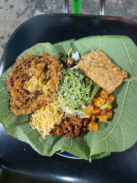 Pecel pincuk godhong jati ( dok pri )