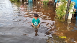 Hati-hati, Anak-anak  Bermain Air-Banjir di Pinggir Jalan Harus Dalam Pengawasan | @kaekaha