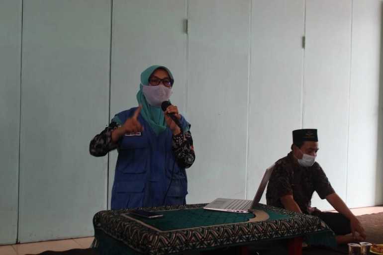 drg. erni Wahyuni saat penyuluhan/ Kepala Madrasah Bapak Ahmad Syaiful Anam,S.pd. M.Pdi (foto kanan) | dokpri