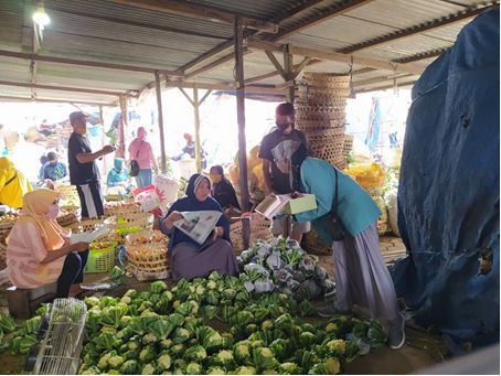 Pembagian masker dan brosur mengenai protokol kesehatan di Pasar Sayur Cepogo Boyolali