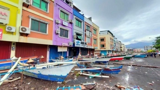 Ilustrasi Ombak setinggi tiga meter yang melanda Kota Manado, sudah merusak banyak perahu yang parkir di pantai Megamas. Sumber: Tribunnews