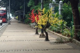 Pohon imitasi atau pohon plastik di sepanjang Jalan Thamrin | Gambar: KOMPAS.com