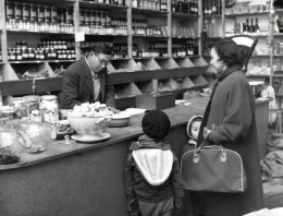 Toko di Amsterdam tahun 1956 yang menjual kroepoek dan bahan-bahan makanan (Flickr, 2011)